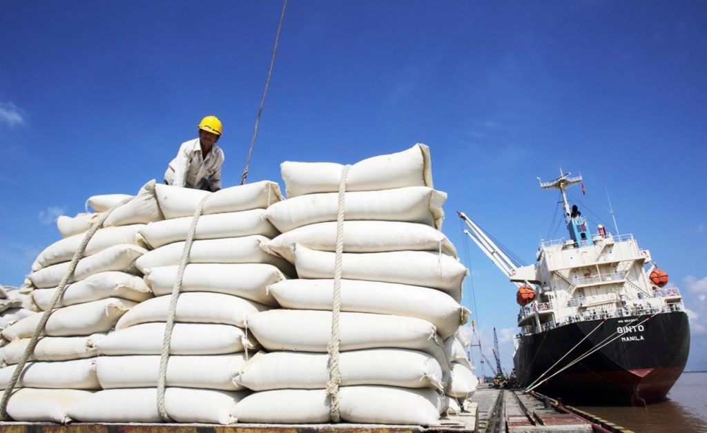 Xuất khẩu gạo Việt đang phải cạnh tranh với các nước khác